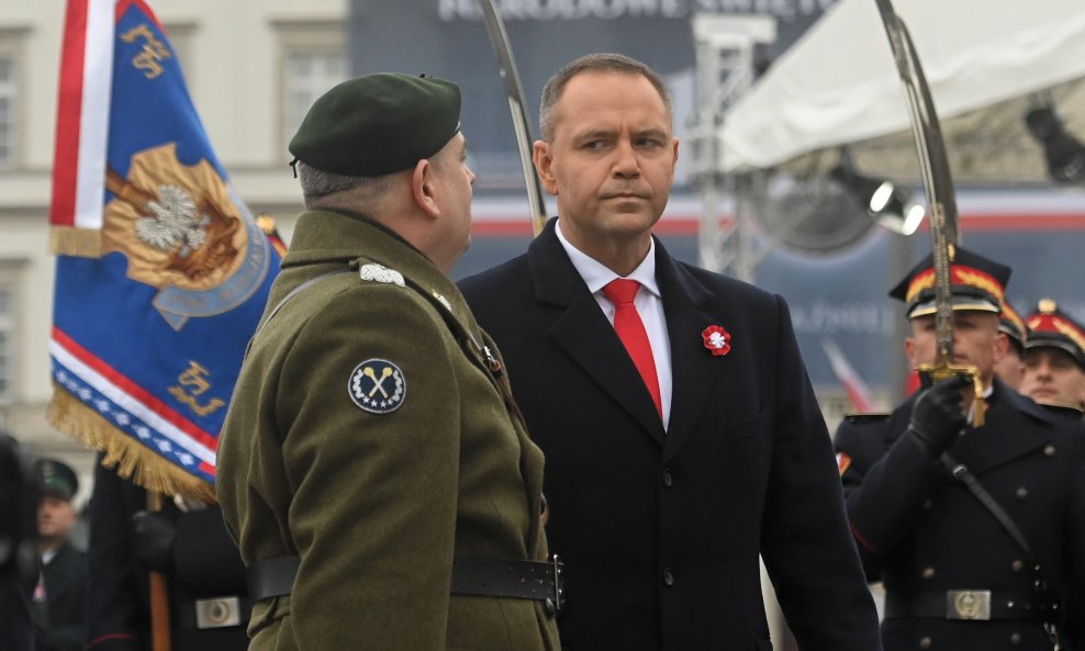 Karol Nawrocki (desno)