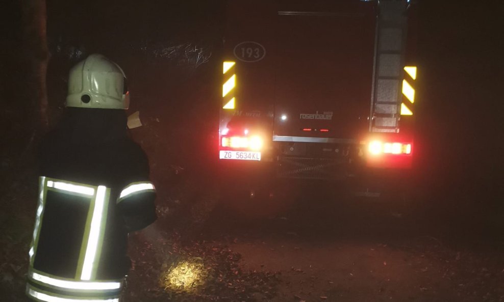 Senjski vatrogasci zatekli su avion u plamenu