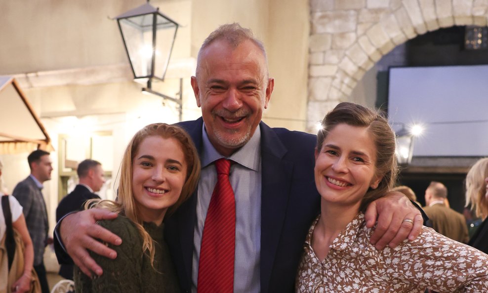 Zoran Šprajc sa sestrama Runje, Anom Marijom Veselčić i Lidijom Kordić.