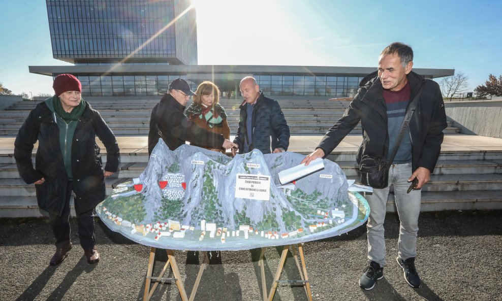 Protestni performans oko omiške zaobilaznice