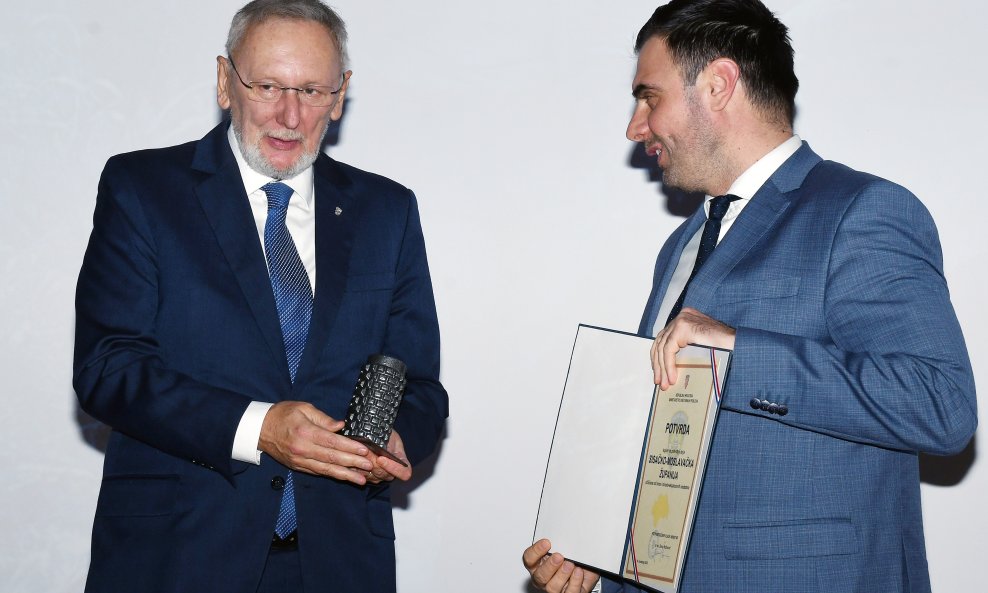 Ministar unutarnjih poslova Davor Božinović uručuje županu Sisačko-moslavačke županije posljednju minu