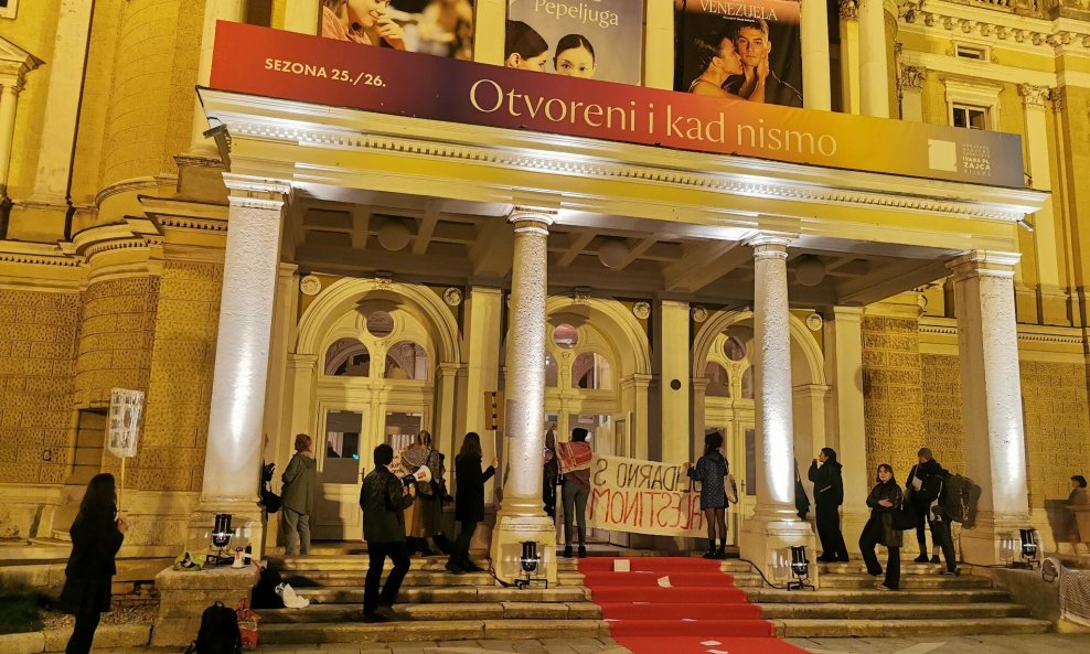 Umjetnice i aktivisti u Rijeci prekinuli premijeru Naharinove predstave i pozvali na bojkot