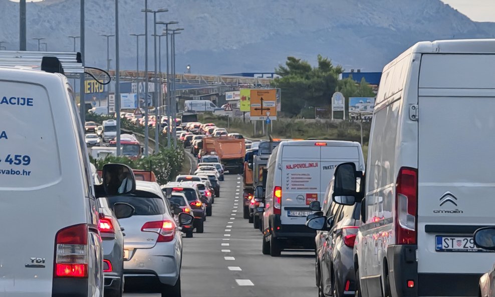 Vozači odsad moraju voziti sa zimskim gumama ili imati pripremljene lance za snijeg (ilustracija)