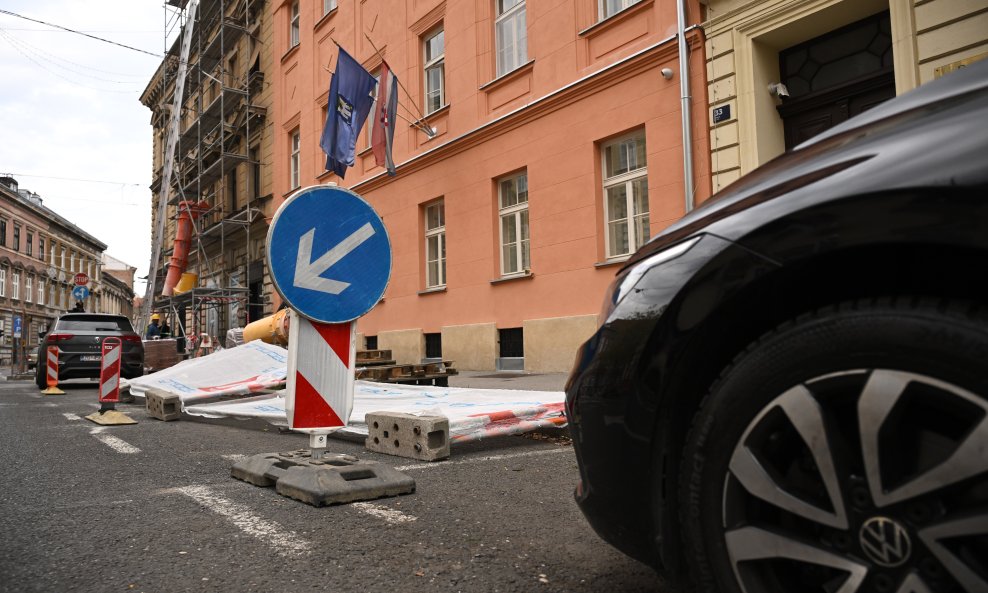 Ograda je u Gajevoj ulici pala na automobil