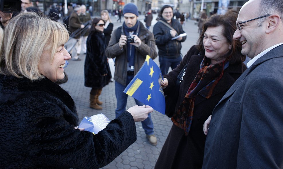 Vesna Pusić u srijedu je, između nastupa, dijelila letke građanima 