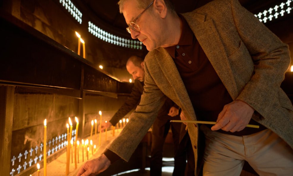 Predstavnici SNV-a i Prosvjete zapalili svijeće