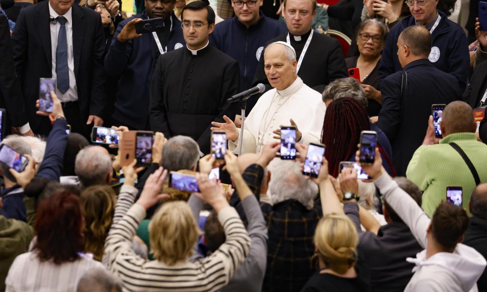 Papa je ručao s beskućnicima, a okupljeno mnoštvo s mobitelom u ruci je ovjekovječilo ovaj nesvakidašnji prizor.