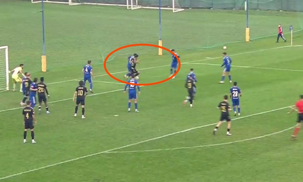 Sporni kazneni udarac