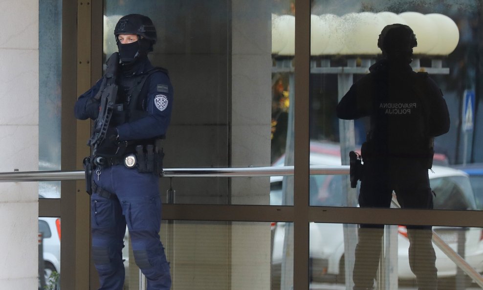 Policija ispred Županijskog suda u Splitu