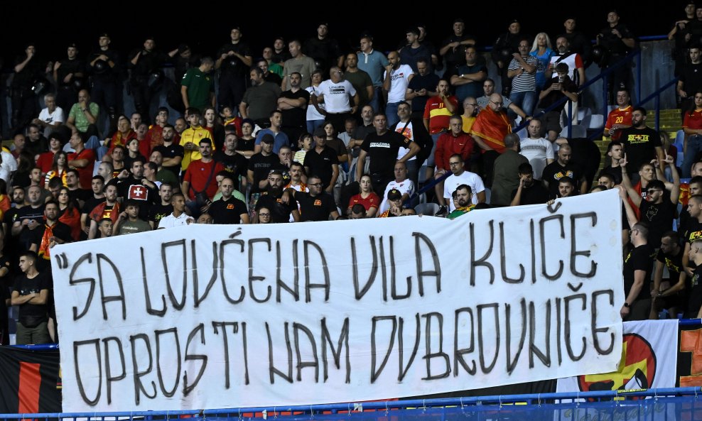 Transparent navijača Crne Gore u Maksimiru