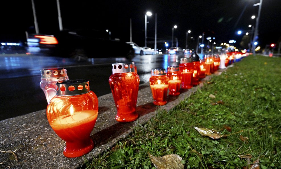 Građani su i sinoć uz Vukovarsku ulicu ostavljali lampione u znak sjećanja na stradanje grada heroja