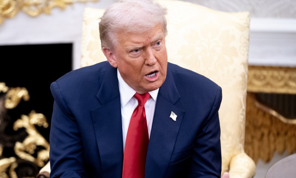 Mislim da bi ABC-u trebalo oduzeti dozvolu za emitiranje, rekao je Trump.