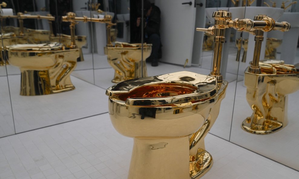 Maurizio Cattelan, zlatni WC