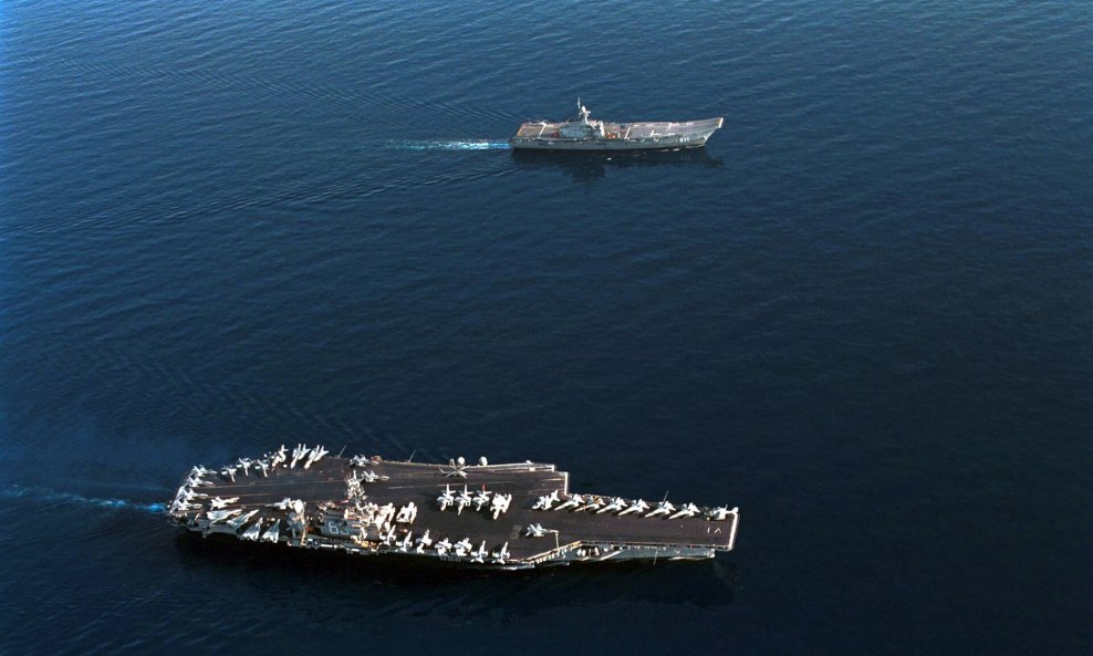 Tajlandski brod plovi usporedno s američkim nosačem USS Kitty Hawk