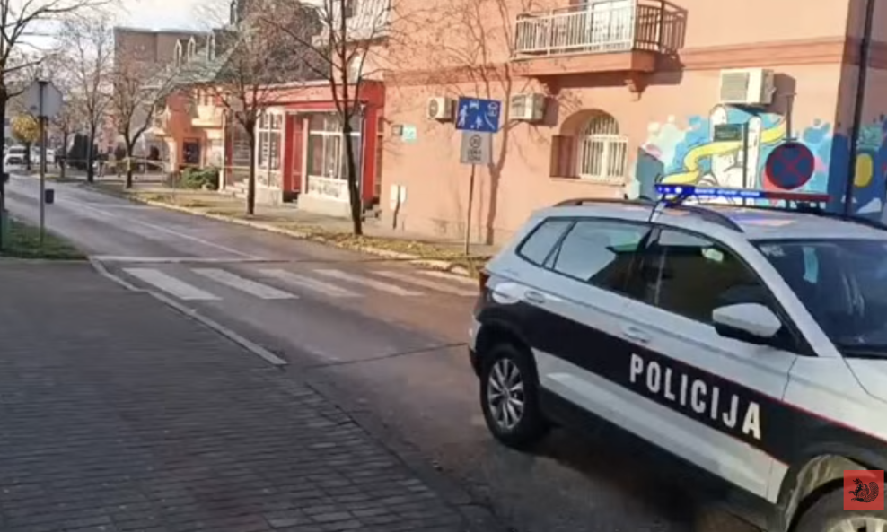 Opsadno stanje u Kalesiji kod Tuzle nakon pljačke zlatarnice.