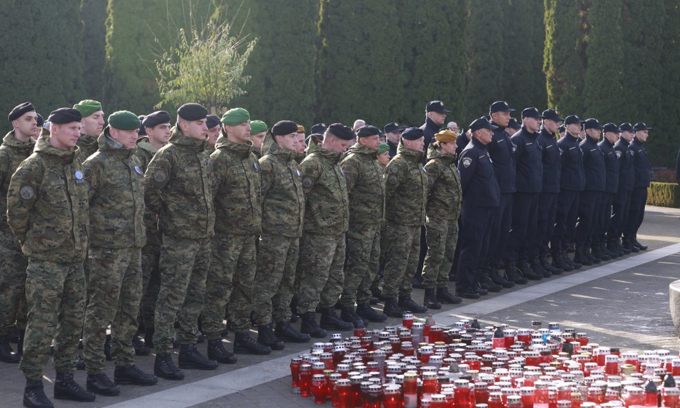 Na Ovčari održan mimohod i komemorativni program