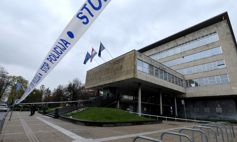Policija ispred gradske uprave Zagreb