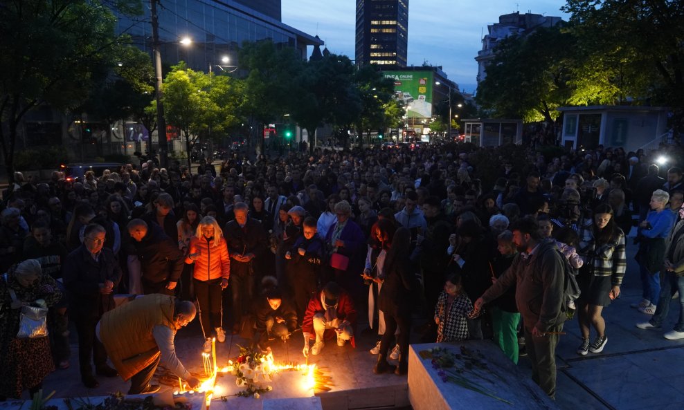 Paljenje svijeća ispred škole