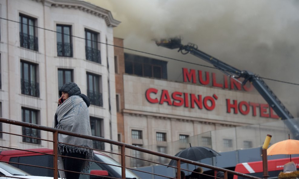 Lokaliziran veliki požar kompleksa Hotela Mulino u Plovaniji
