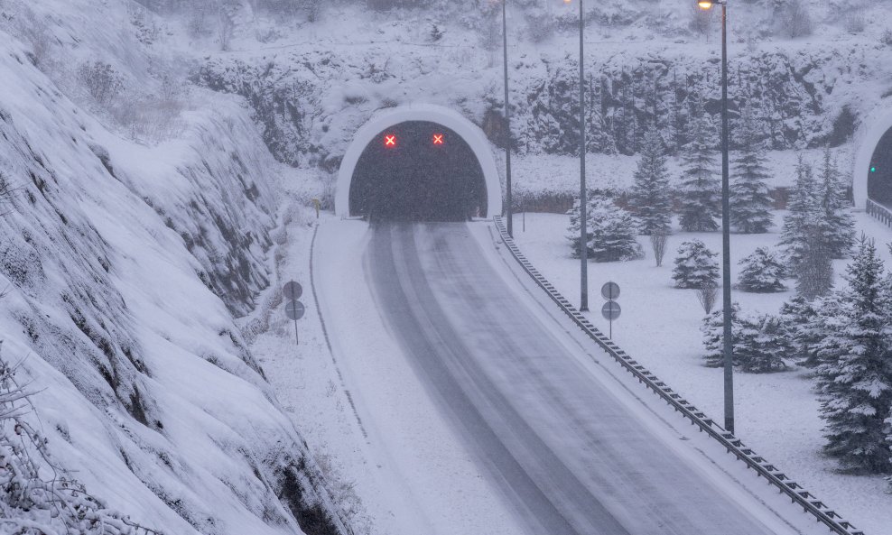 Zimski uvjeti na autocesti A1 kod čvora Otočac