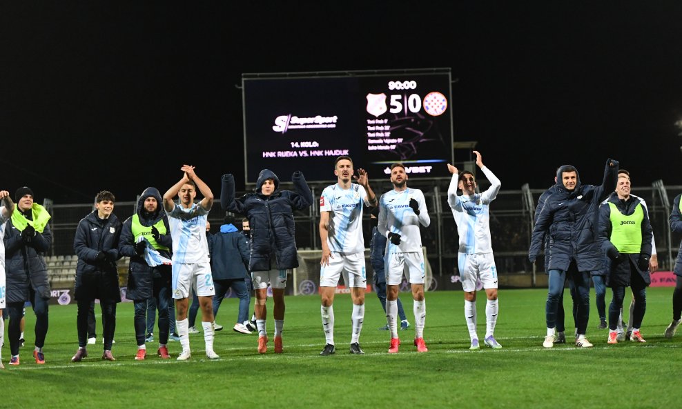 Igrači Rijeke i semafor s rezultatom 5:0
