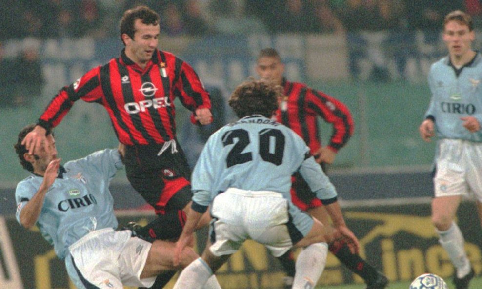 Dejan Savičević (u crveno-crnom dresu)