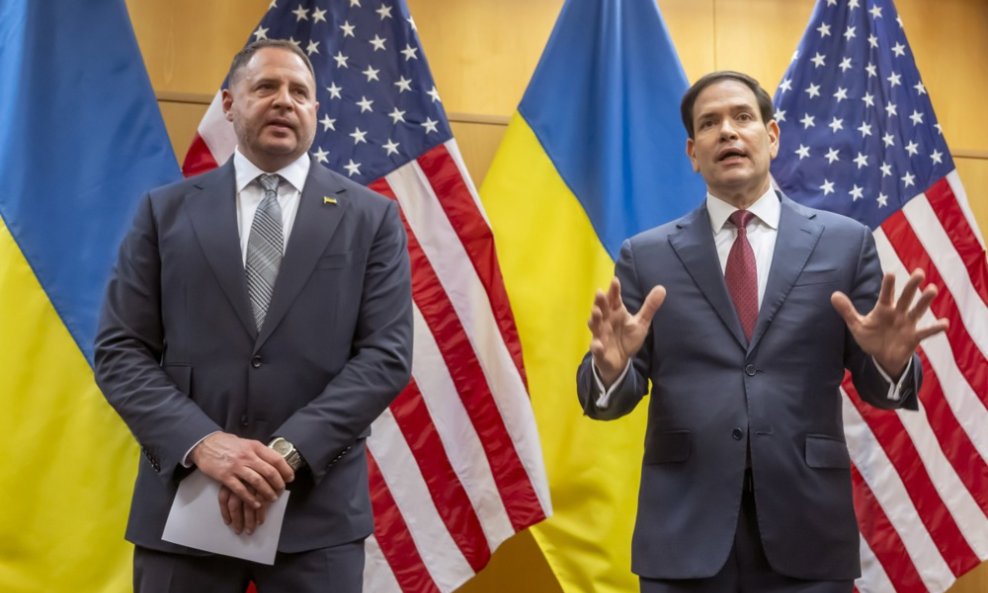 Voditelj Ureda predsjednika Ukrajine Andrij Jermak i američki državni tajnik Marco Rubio u obraćanju medijima dok se nastavljaju konzultacije o Trumpovom mirovnom planu u američkoj misiji u Ženevi.
