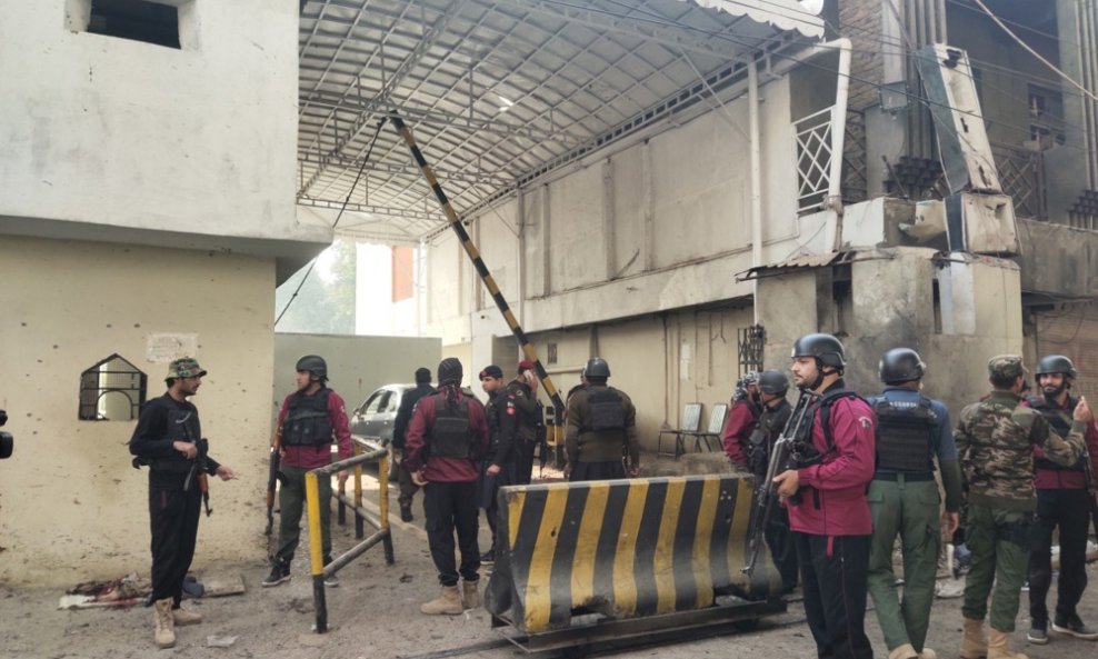 Pakistanski dužnosnici pregledavaju mjesto napada militanata u sjedištu paravojne FC-a u Pešavaru.