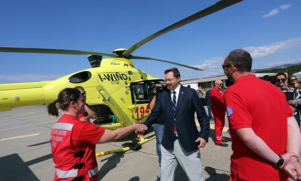 - Na prezentaciji provedbe projekta Helikopterske hitne medicinske sluzbe u Zracnoj luci Rijeka na otoku Krku nazocili su ministar zdravlja Sinisa Varga i posade helikoptera. Photo: /PIXSELL