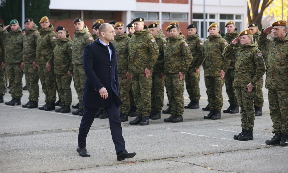 Ivan Anušić u društvu vojnika