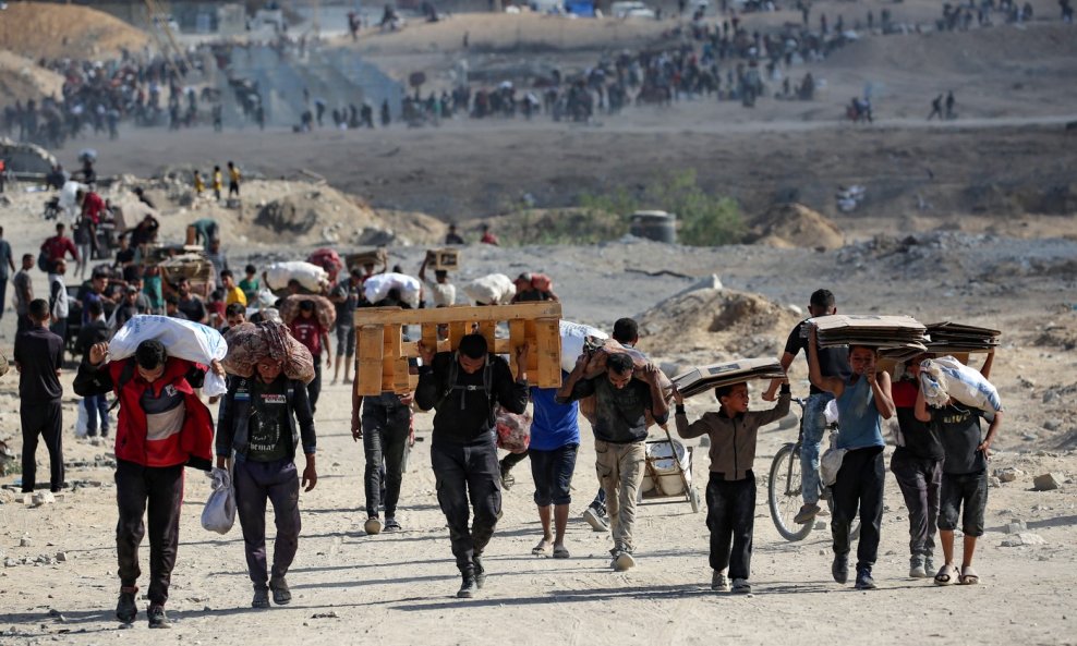 Očajni Palestinci nose hranu iz punktova kontroverzne Humanitarne zaklade za Gazu