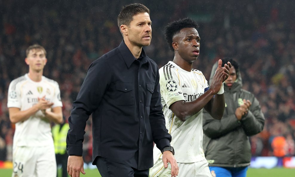 Xabi Alonso (lijevo) i Vinicius Junior