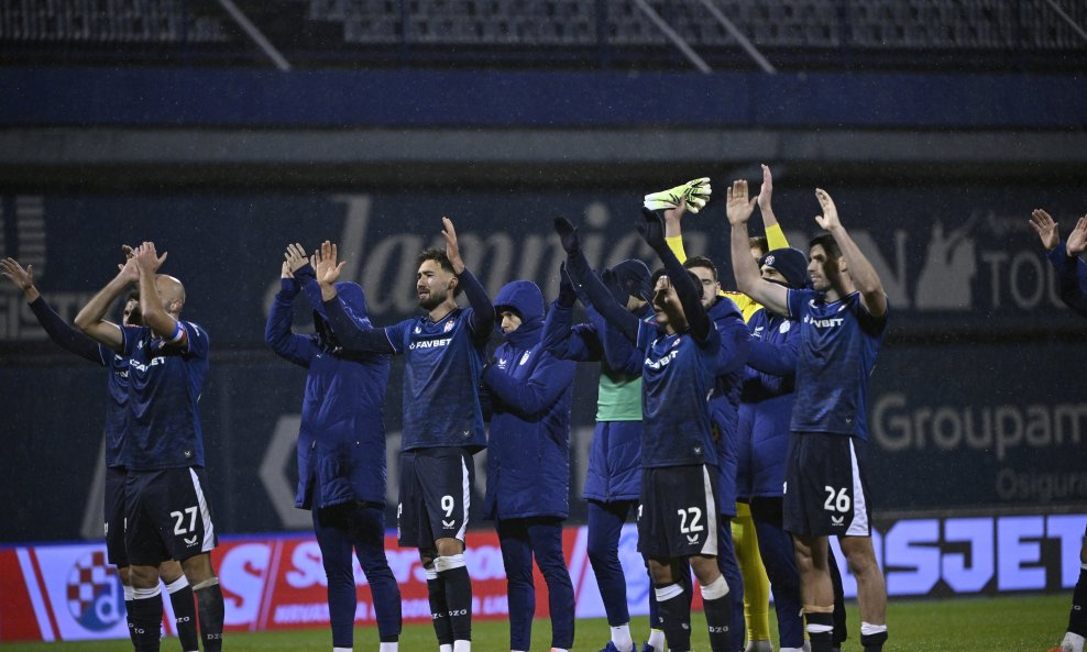 Igrači Dinama nakon pobjede protiv Varaždina