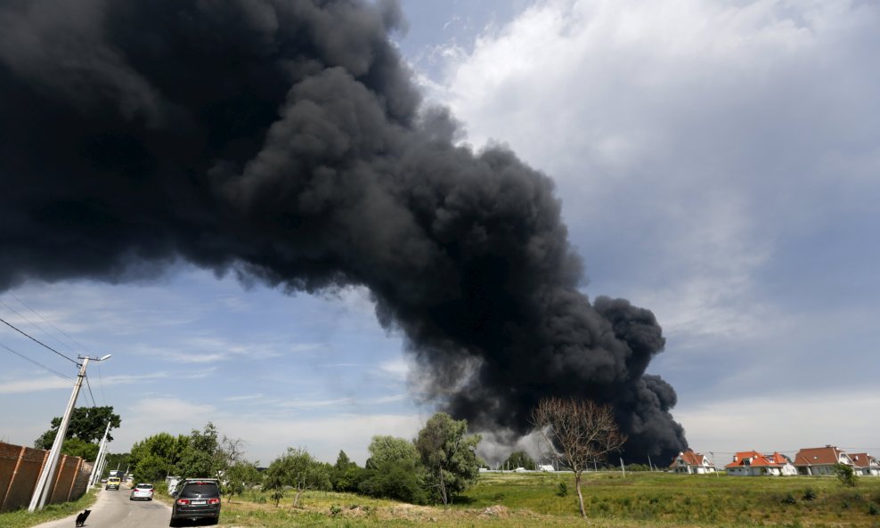 Smoke rises from a fuel depot where a fire broke out, near Vasylkiv in Kiev region, Ukraine, June 9, 2015. Two Ukrainian firemen were missing after the fire they had been battling through the night at a fuel depot outside Kiev triggered a powerful explosi