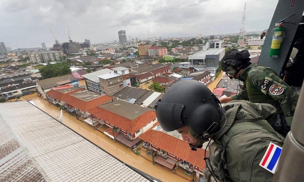 Poplave na Tajlandu, hitne službe na brodovima i helikopterima