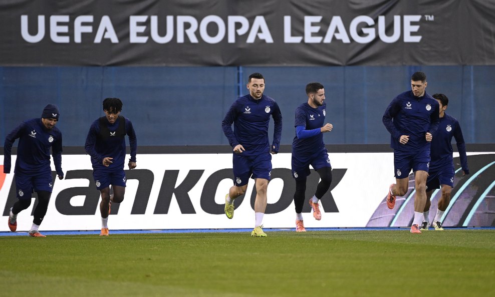 Arber Hoxha (u sredini)