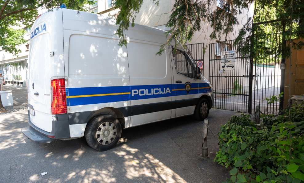 Privođenje osumnjičenika, ilustracija