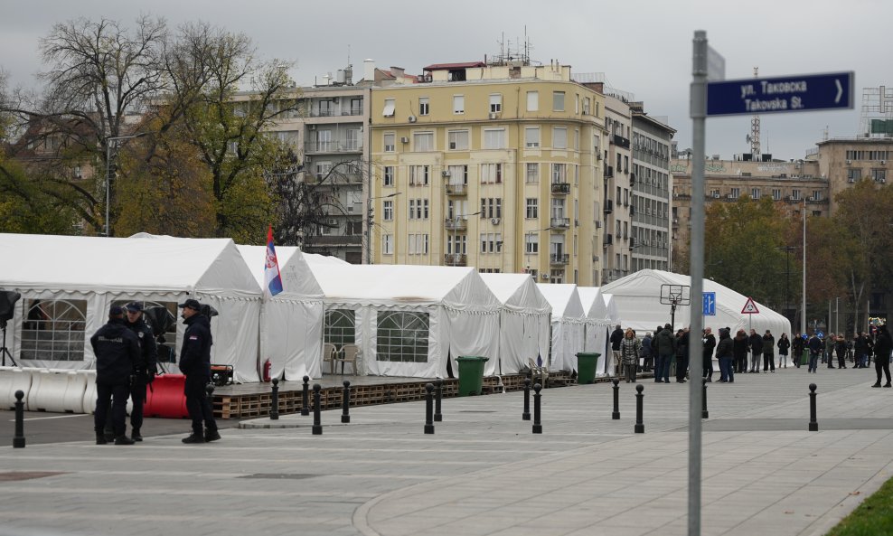 Pogled na Ćacilend, šatorsko naselje pristaša SNS-a