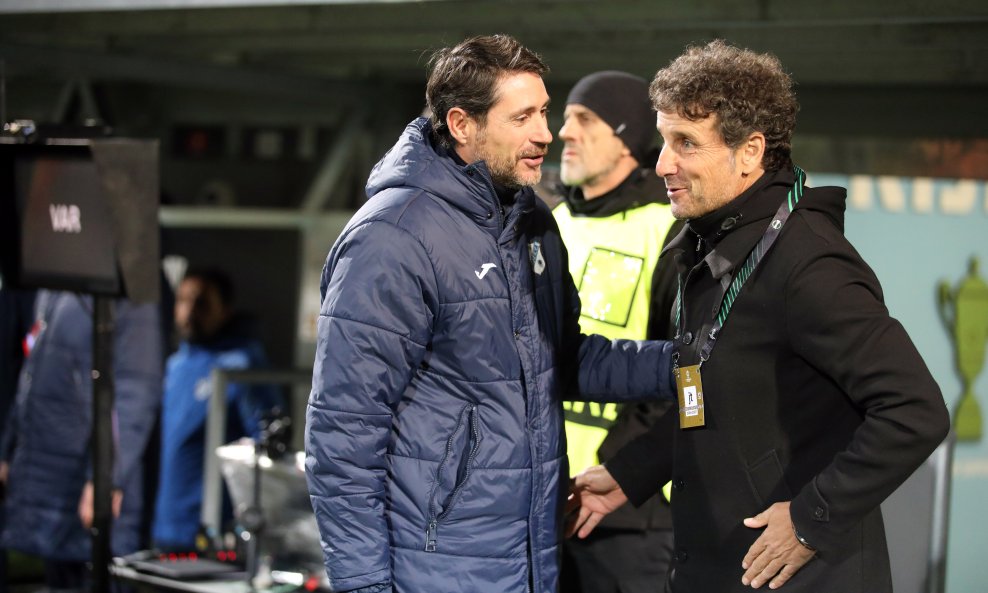 Trener Rijeke Victor Sanchez (lijevo) i trener AEK-a Imanol Idiakez