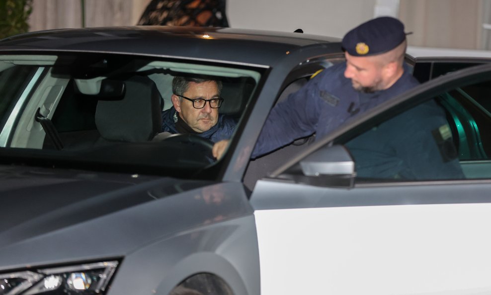 Izlazak Andrije Mikulića i inspektora iz kuće nakon opsežne pretrage