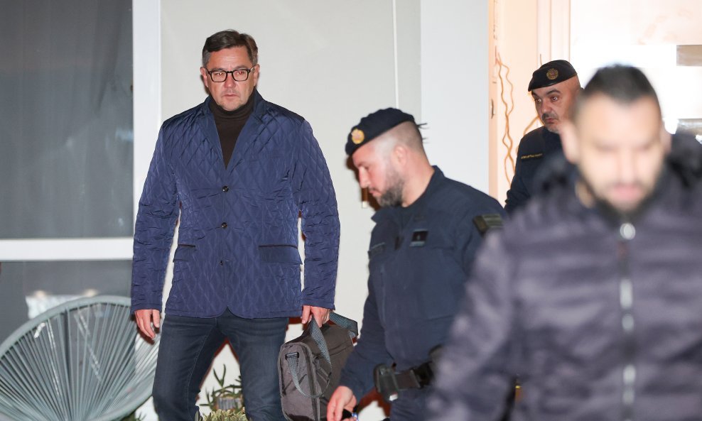 Izlazak Andrije Mikulića i inspektora iz kuće nakon opsežne pretrage