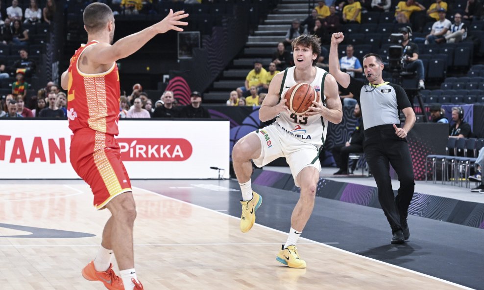 Ignas Sargiunas (s loptom)