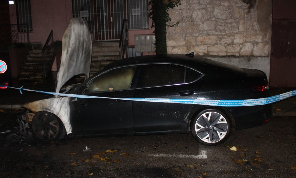 Zapaljeni službeni auto gradonačelnika Mostara Maria Kordića