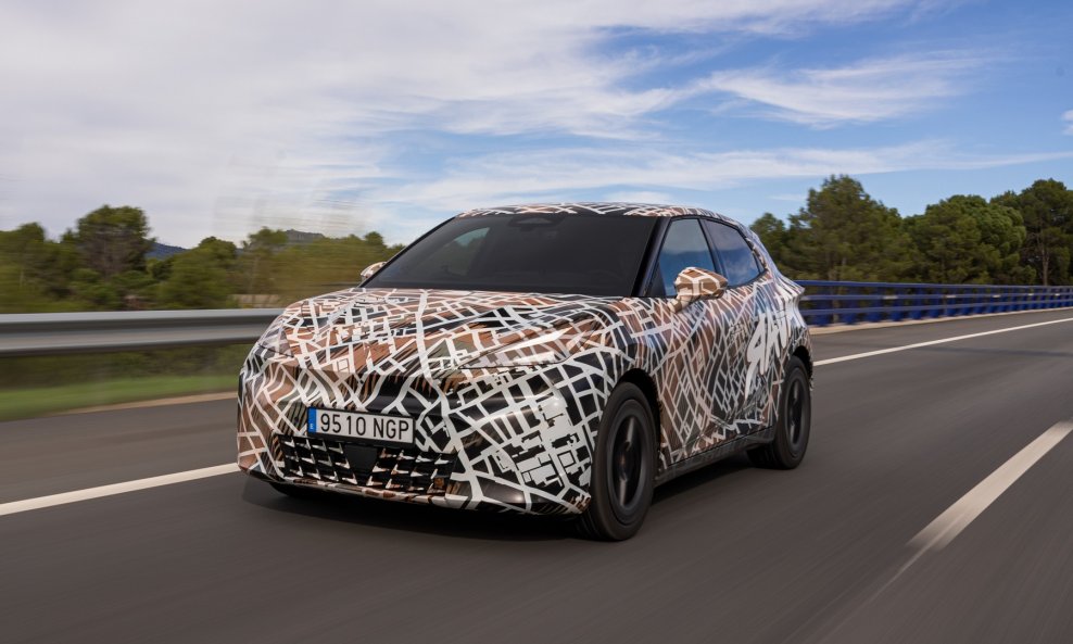 CUPRA Raval u maskirnim bojama na cesti