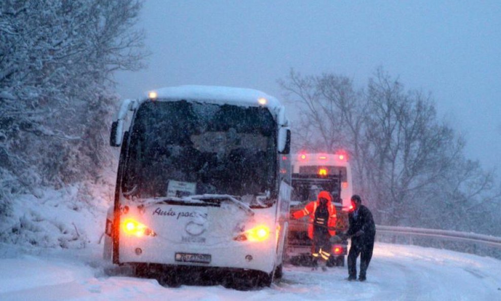 Snijeg mećava autobus