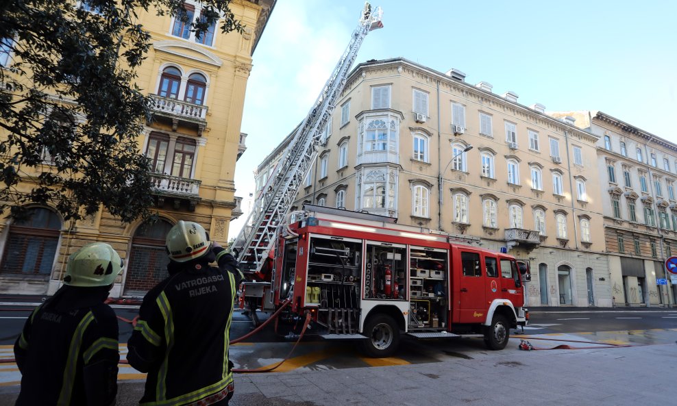 Požar u stambenoj zgradi u Rijeci