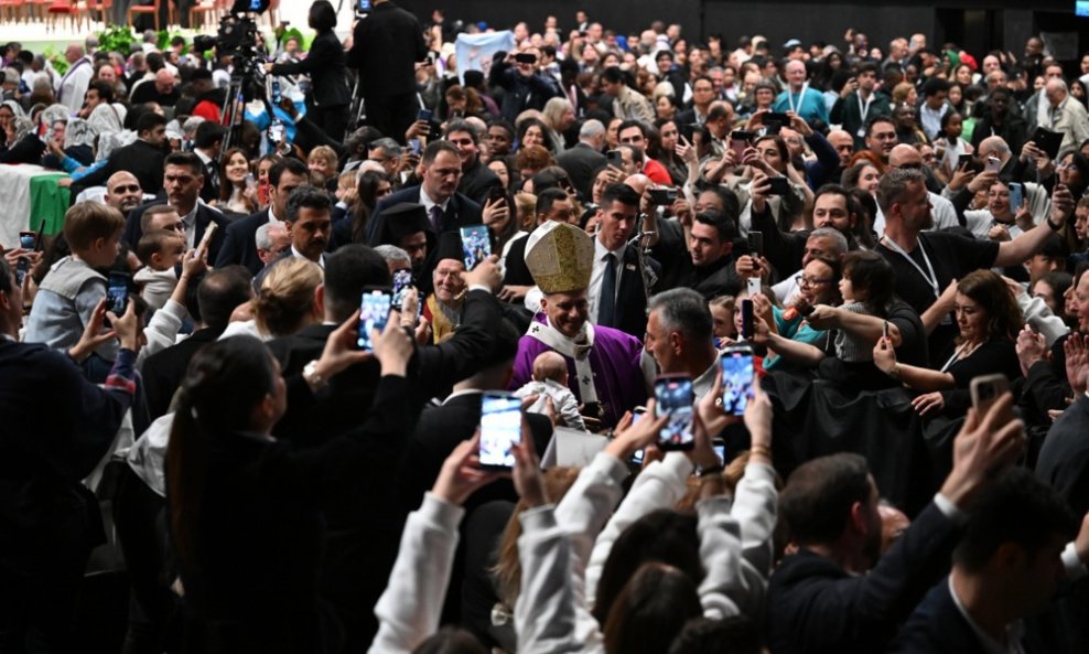 Vjernici su ga pozdravljali