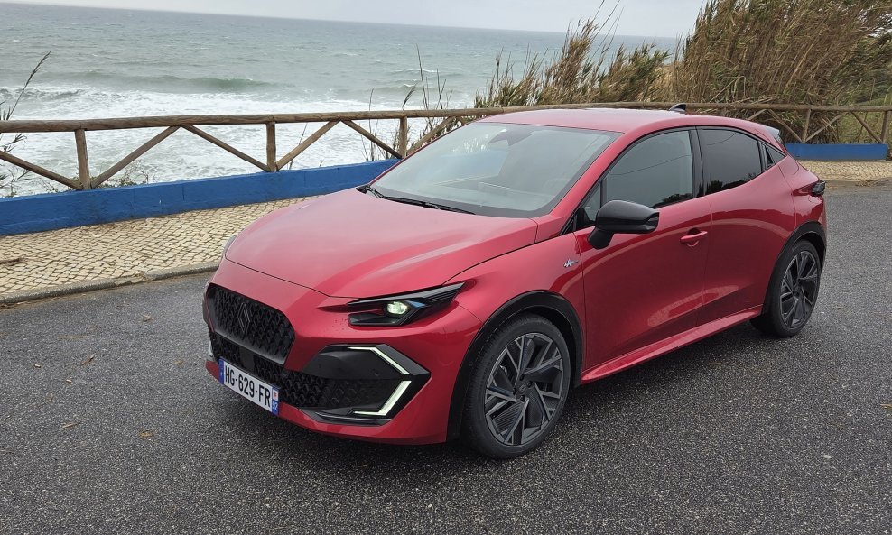 Renault Clio full hybrid E-tech esprit Alpine - Absolute Red crvena boja