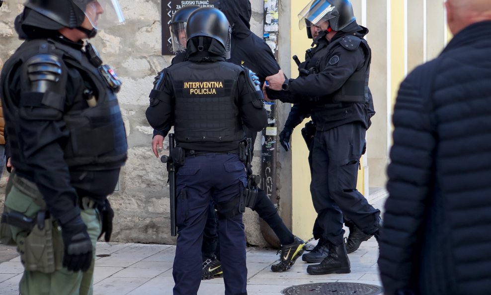 Intervencija policije na antifašističkom maršu u Zadru