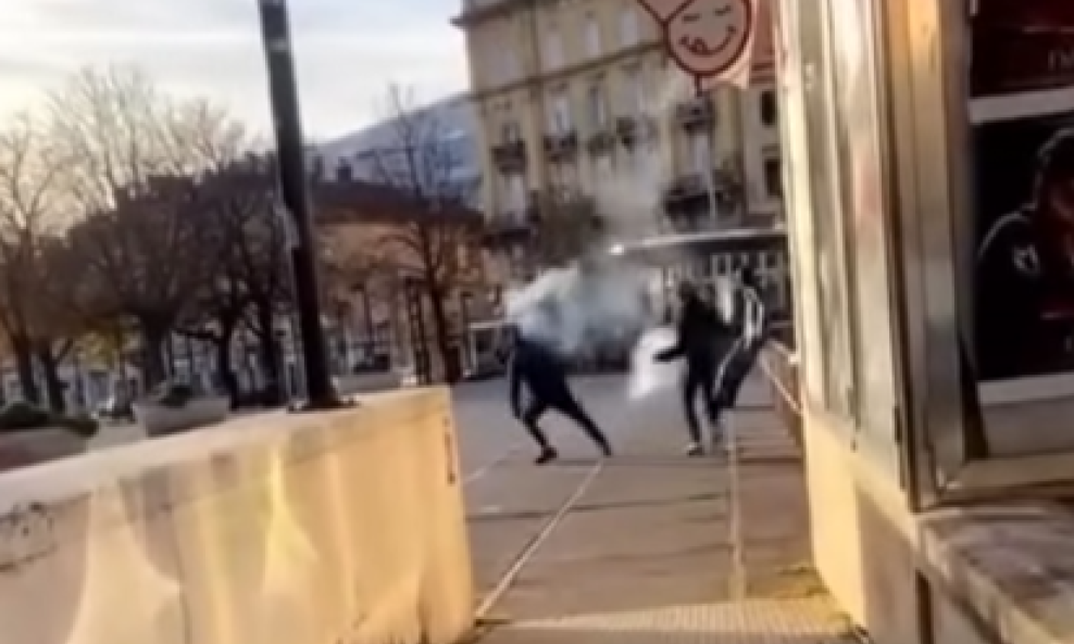 Huligani su tijekom antifašističkog prosvjeda u Rijeci napadali građen bakljama i petardama